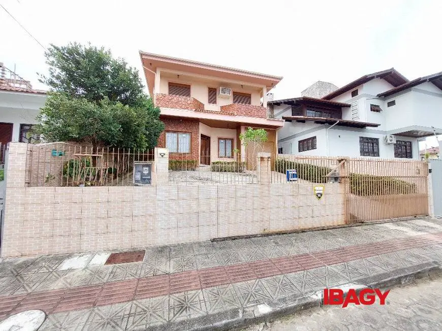 Foto 1 de Casa com 6 Quartos para alugar, 454m² em Barreiros, São José