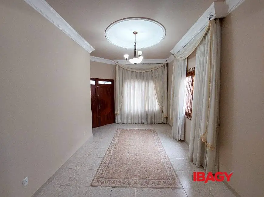 Foto 2 de Casa com 6 Quartos para alugar, 454m² em Barreiros, São José