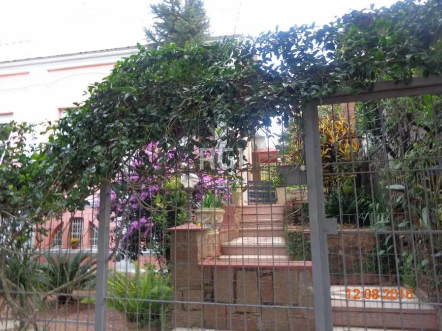 Foto 2 de Casa com 6 Quartos à venda, 240m² em Teresópolis, Porto Alegre