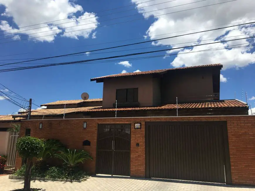 Foto 1 de Sobrado com 4 Quartos à venda, 300m² em Caranda Bosque, Campo Grande