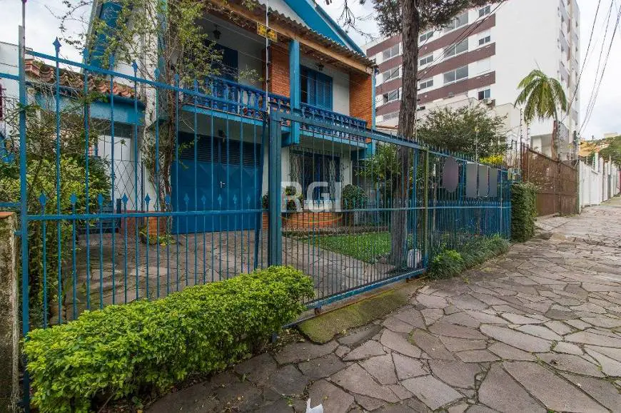 Foto 1 de Sobrado com 4 Quartos à venda, 210m² em Vila Ipiranga, Porto Alegre