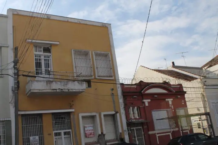Foto 2 de Sobrado com 6 Quartos à venda, 150m² em Floresta, Porto Alegre