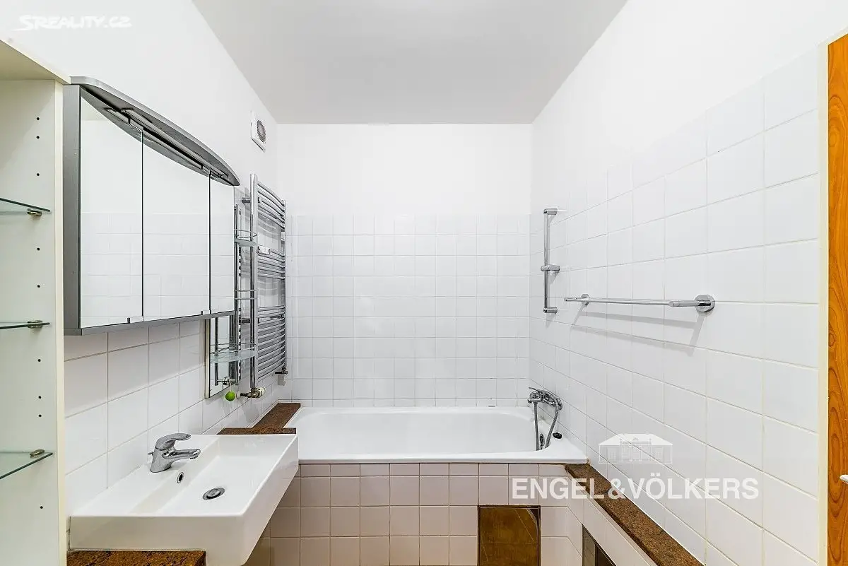 Pronájem bytu 2+1 65 m², K podjezdu, Praha 4 - Nusle