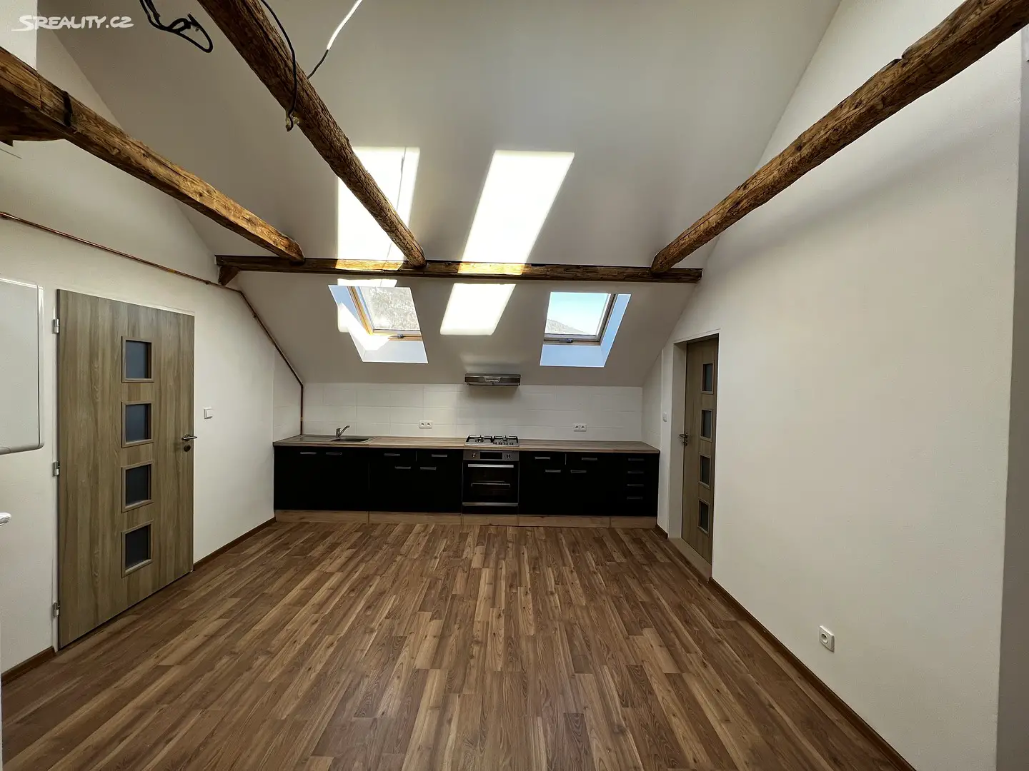 Pronájem bytu 4+1 120 m² (Podkrovní), Nelsonská, Osek