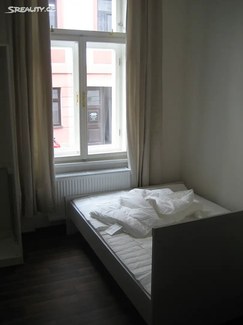 Pronájem bytu 1+kk 20 m², Dlouhá, Hradec Králové
