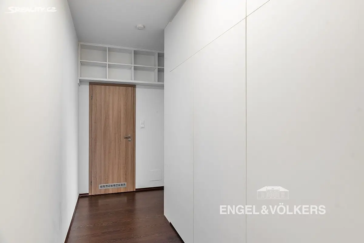 Pronájem bytu 1+kk 32 m², Československého exilu, Praha 4 - Modřany