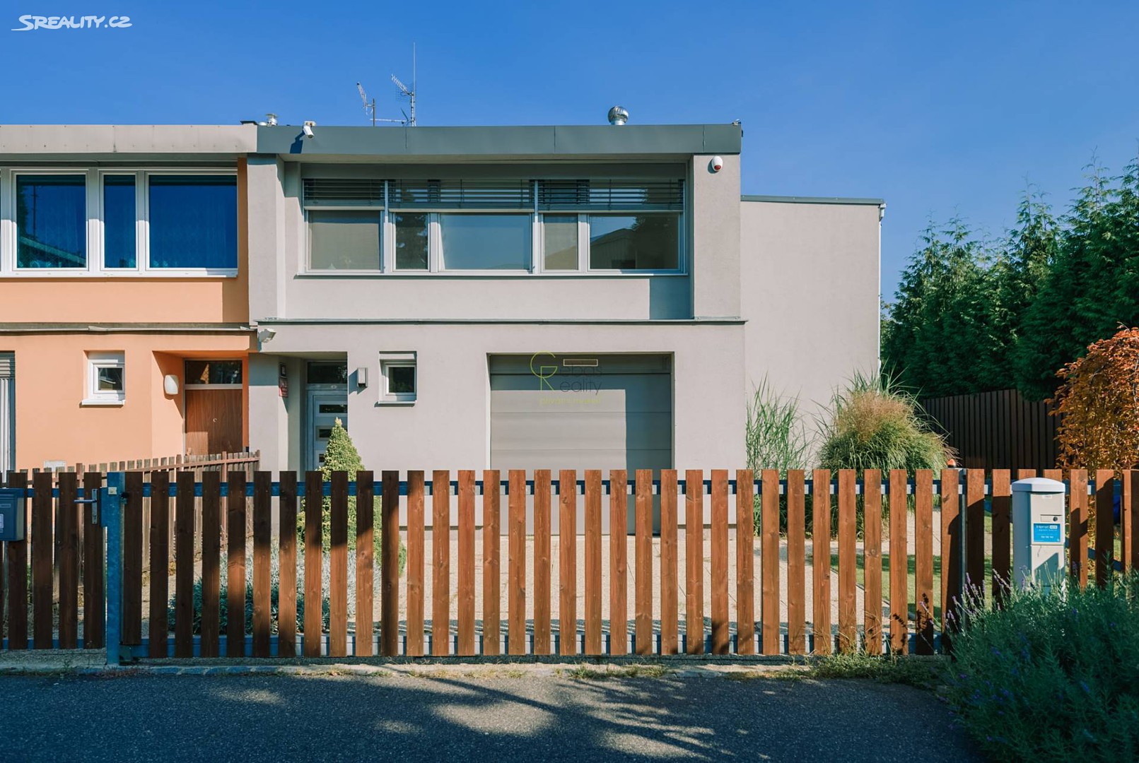 Pronájem  rodinného domu 227 m², pozemek 601 m², Modřínová, Praha 8 - Kobylisy