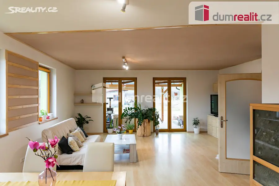 Prodej  rodinného domu 220 m², pozemek 2 125 m², Bílovice, okres Uherské Hradiště