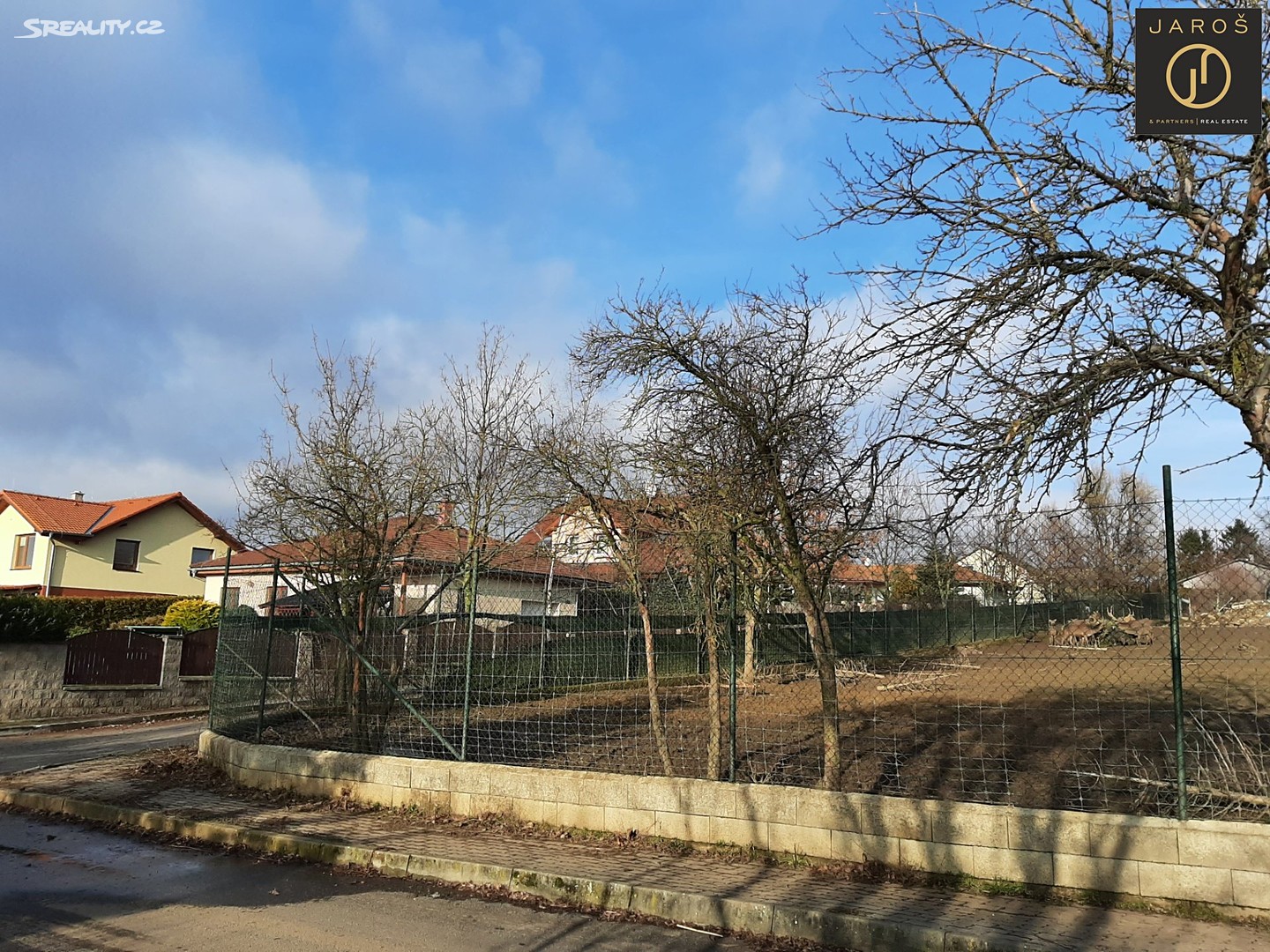Prodej  stavebního pozemku 820 m², Dobříč, okres Praha-západ