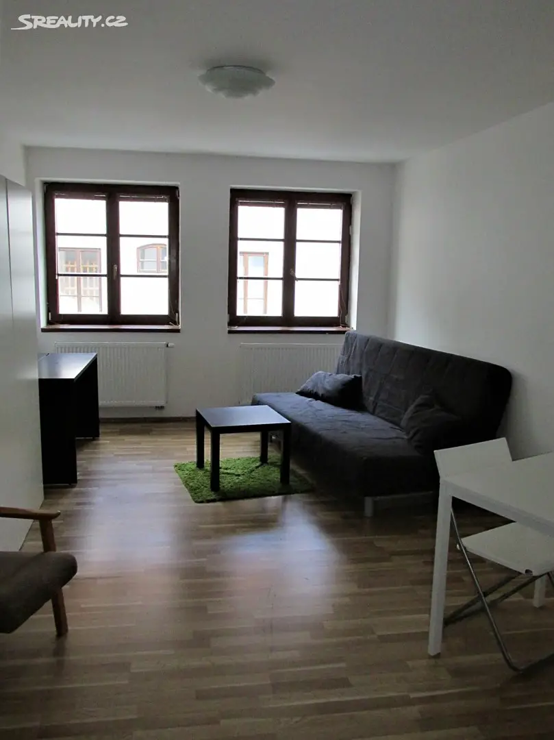 Pronájem bytu 1+kk 35 m², Dlouhá, Hradec Králové