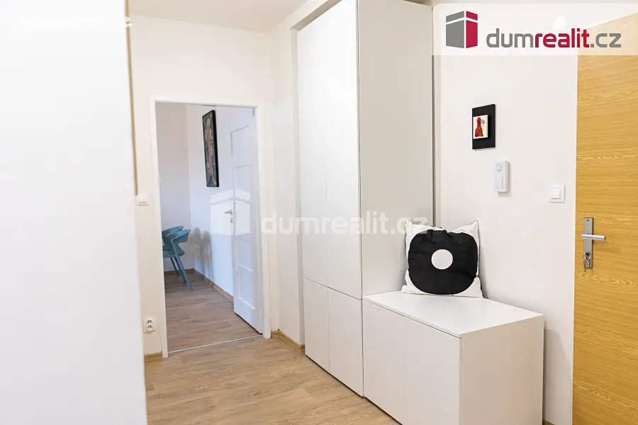 Pronájem bytu 2+1 60 m², Ve svahu, Praha 4 - Podolí