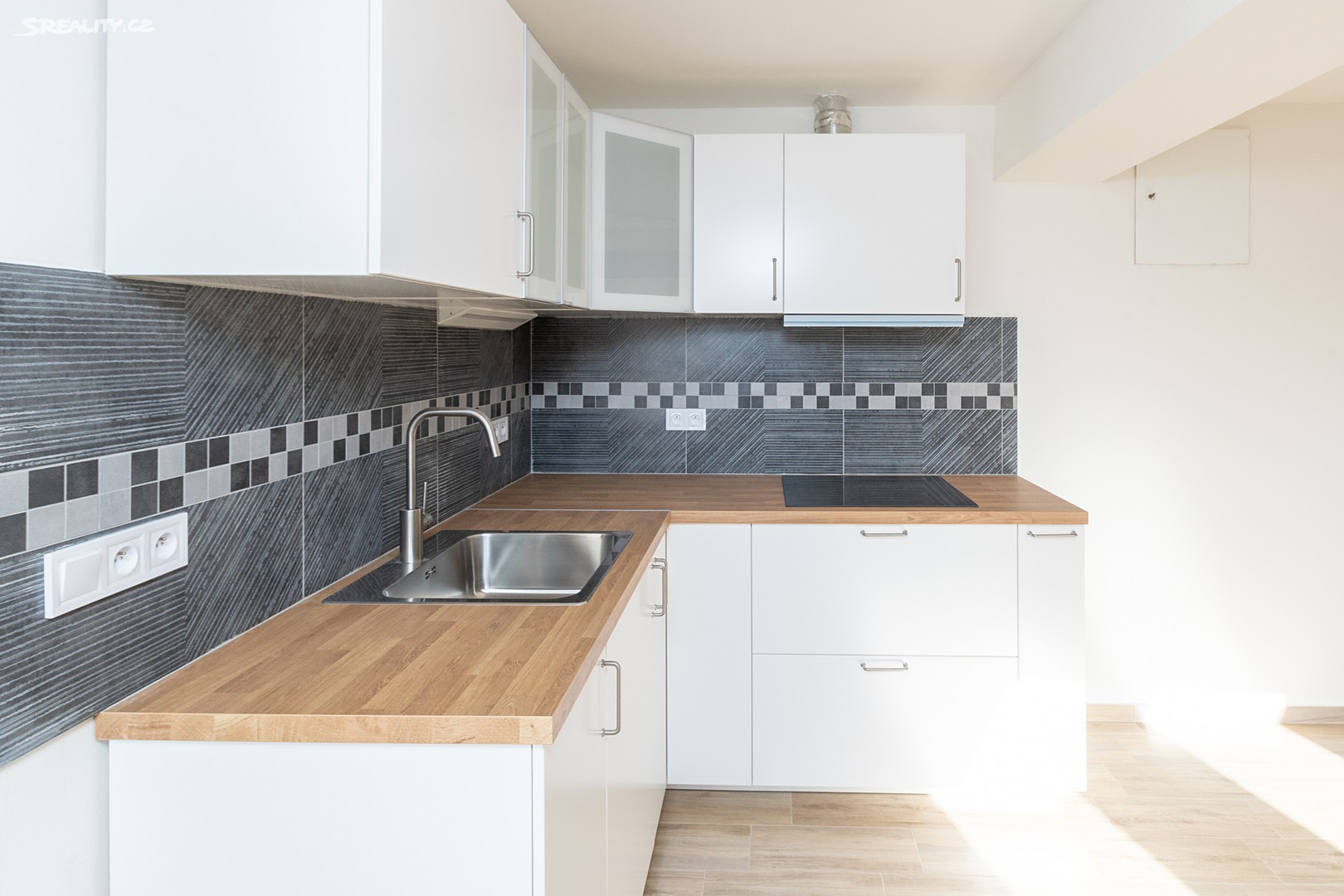 Pronájem bytu 2+kk 52 m², Pod hliništěm, Praha 8 - Kobylisy