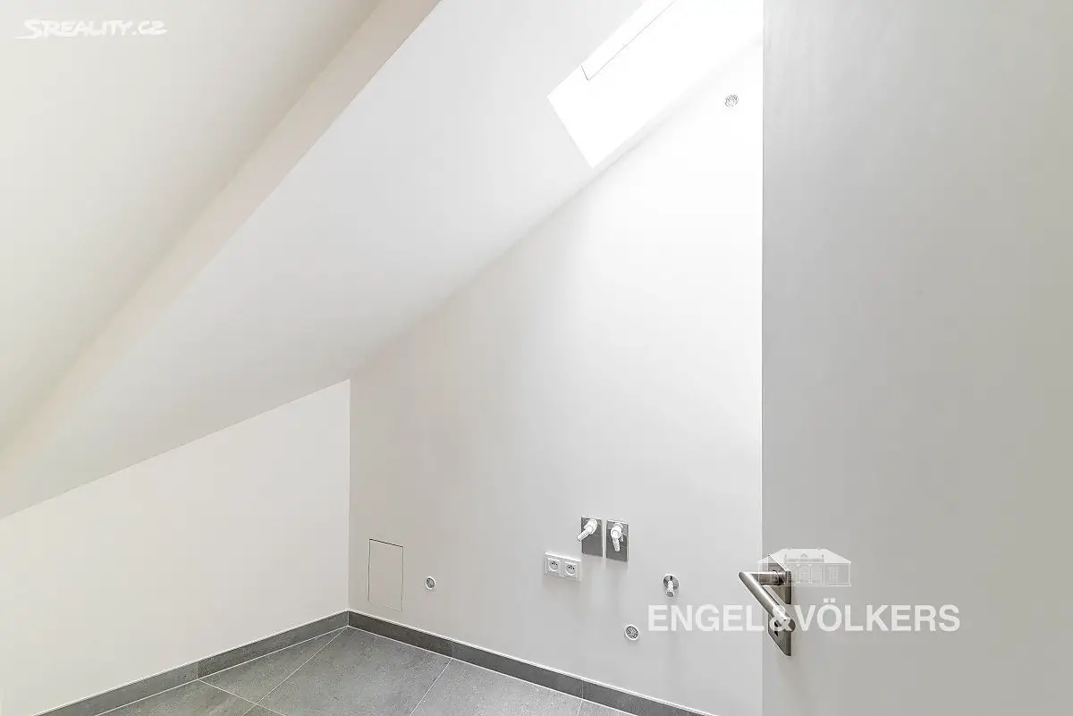 Pronájem bytu 5+kk 136 m² (Podkrovní), Zborovská, Praha 5 - Malá Strana