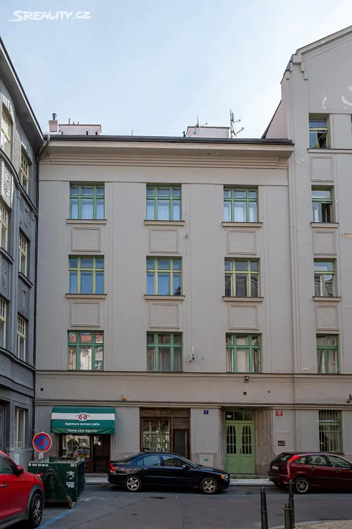 Pronájem bytu 1+kk 36 m² (Podkrovní), U Staré školy, Praha 1 - Staré Město
