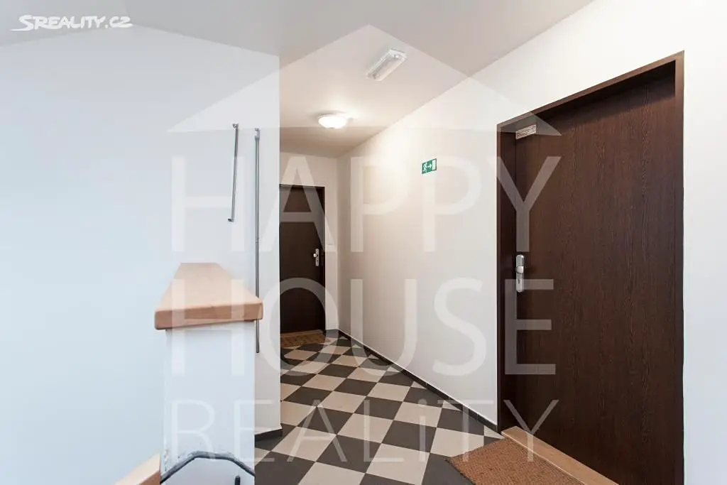 Prodej bytu 1+kk 32 m² (Podkrovní), Pod Labuťkou, Praha 8 - Libeň