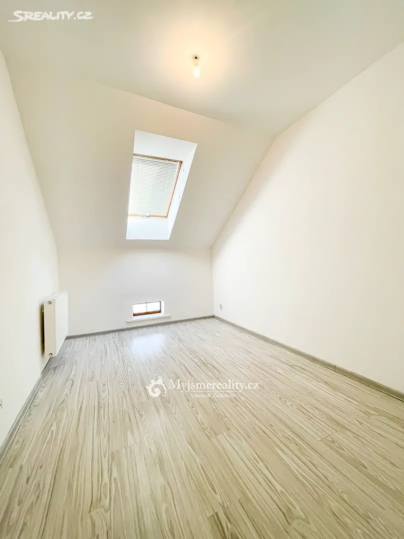 Pronájem bytu 2+1 50 m² (Podkrovní), U Brány, Znojmo