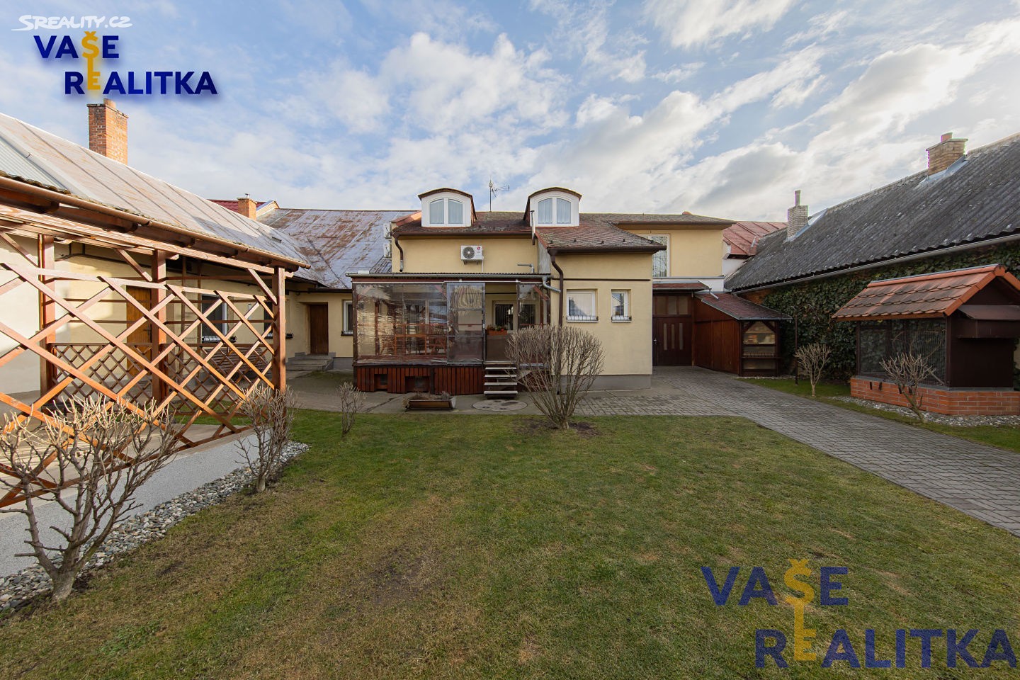 Prodej  rodinného domu 303 m², pozemek 5 432 m², Zahnašovice, okres Kroměříž