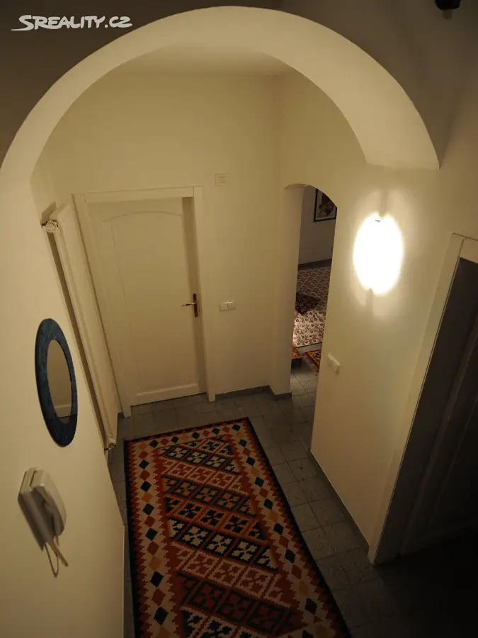 Pronájem bytu 2+1 73 m² (Mezonet), Vlašská, Praha - Praha 1