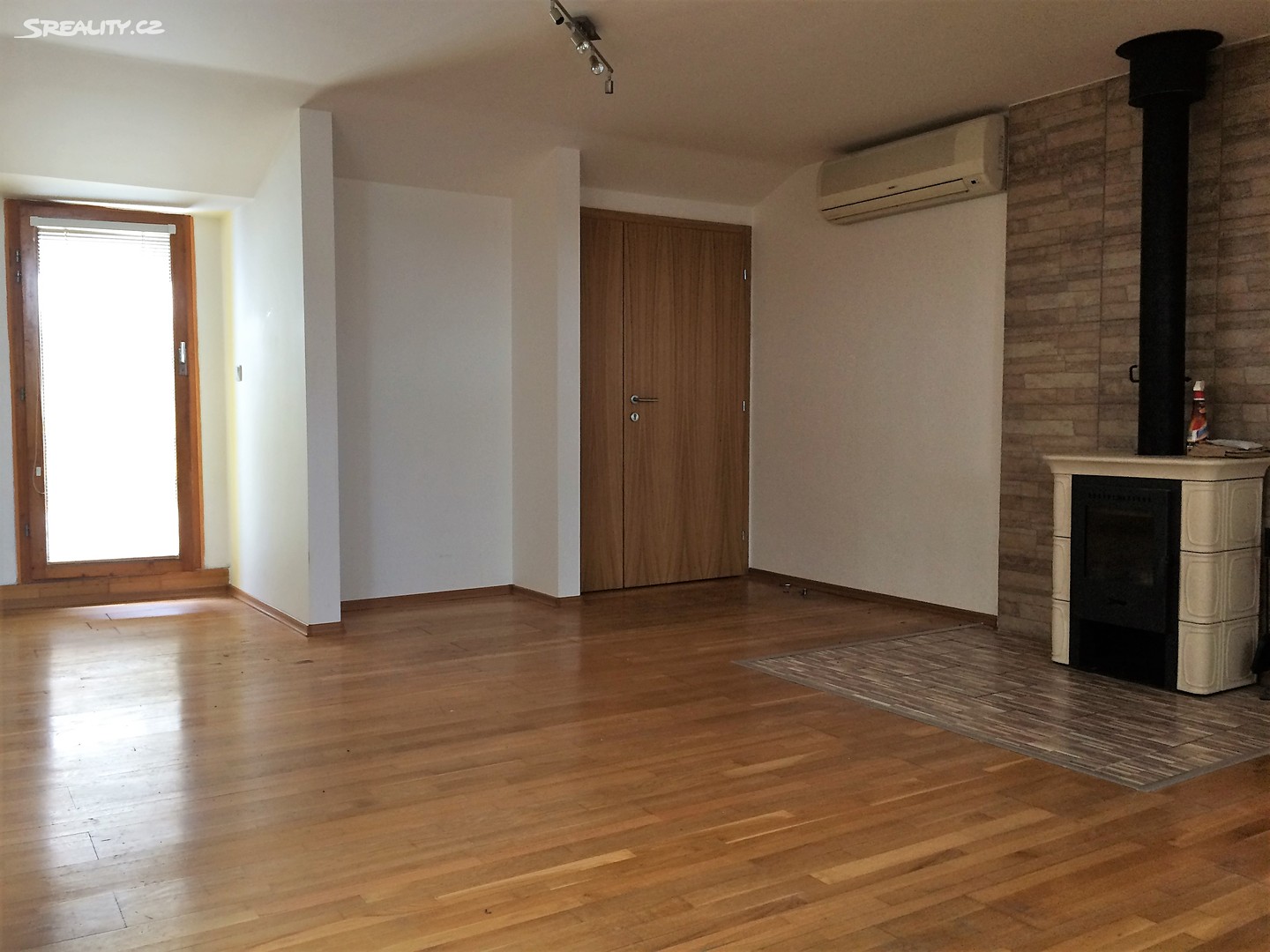 Pronájem bytu 2+kk 80 m² (Podkrovní), J. Skácela, Břeclav - Poštorná