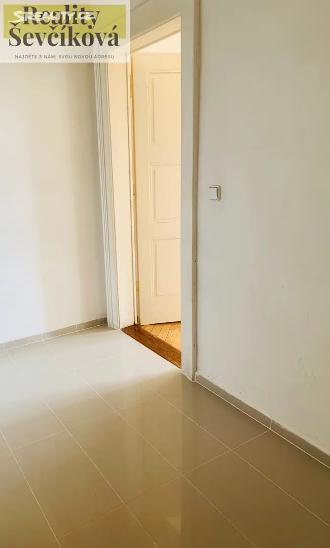 Pronájem bytu 1+kk 30 m², Smetanovo nábřeží, Hradec Králové