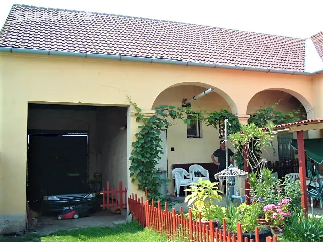 Prodej  rodinného domu 222 m², pozemek 656 m², Hevlín, okres Znojmo