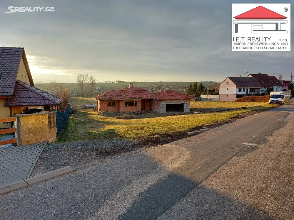 Prodej  stavebního pozemku 5 761 m², Moravany, okres Hodonín