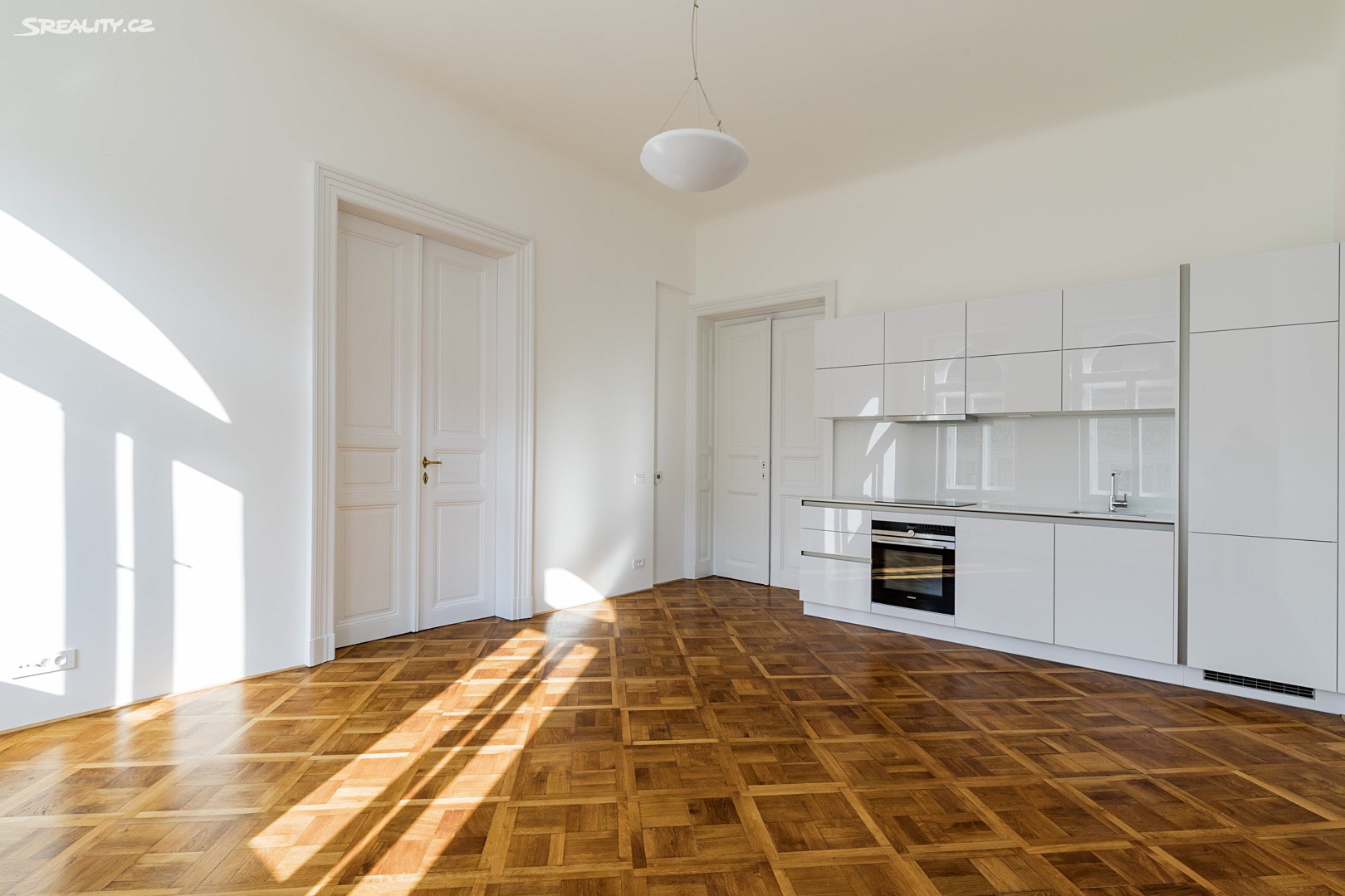 Pronájem  rodinného domu 300 m², pozemek 500 m², Mníšek pod Brdy, okres Praha-západ