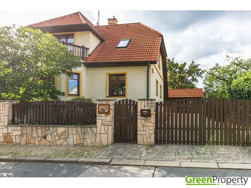 Pronájem  rodinného domu 230 m², pozemek 1 013 m², Sýkovecká, Praha 9 - Kyje