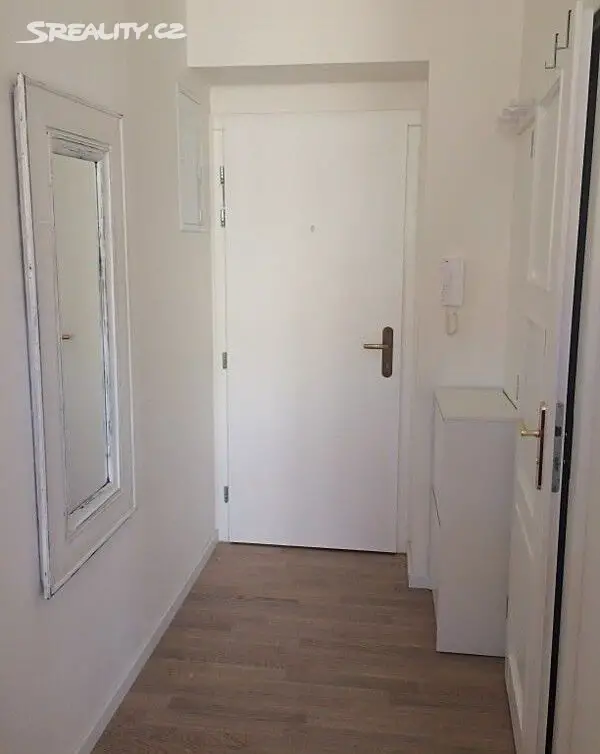 Pronájem bytu 1+kk 27 m², Korunovační, Praha 7 - Bubeneč
