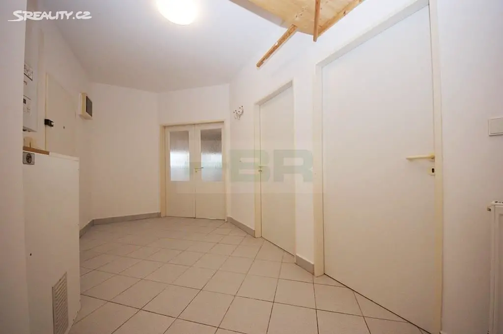 Pronájem bytu 2+1 83 m² (Podkrovní), Rumunská, Praha 2 - Nové Město