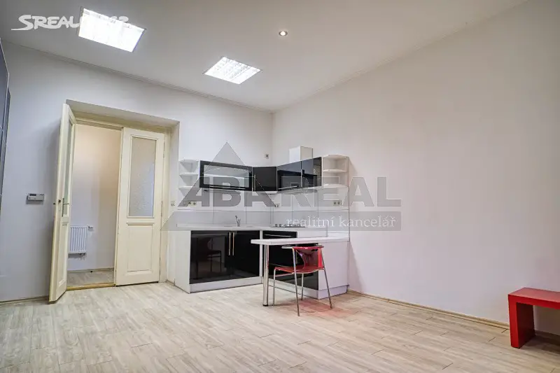 Pronájem bytu 1+kk 35 m², náměstí Generála Kutlvašra, Praha 4 - Nusle