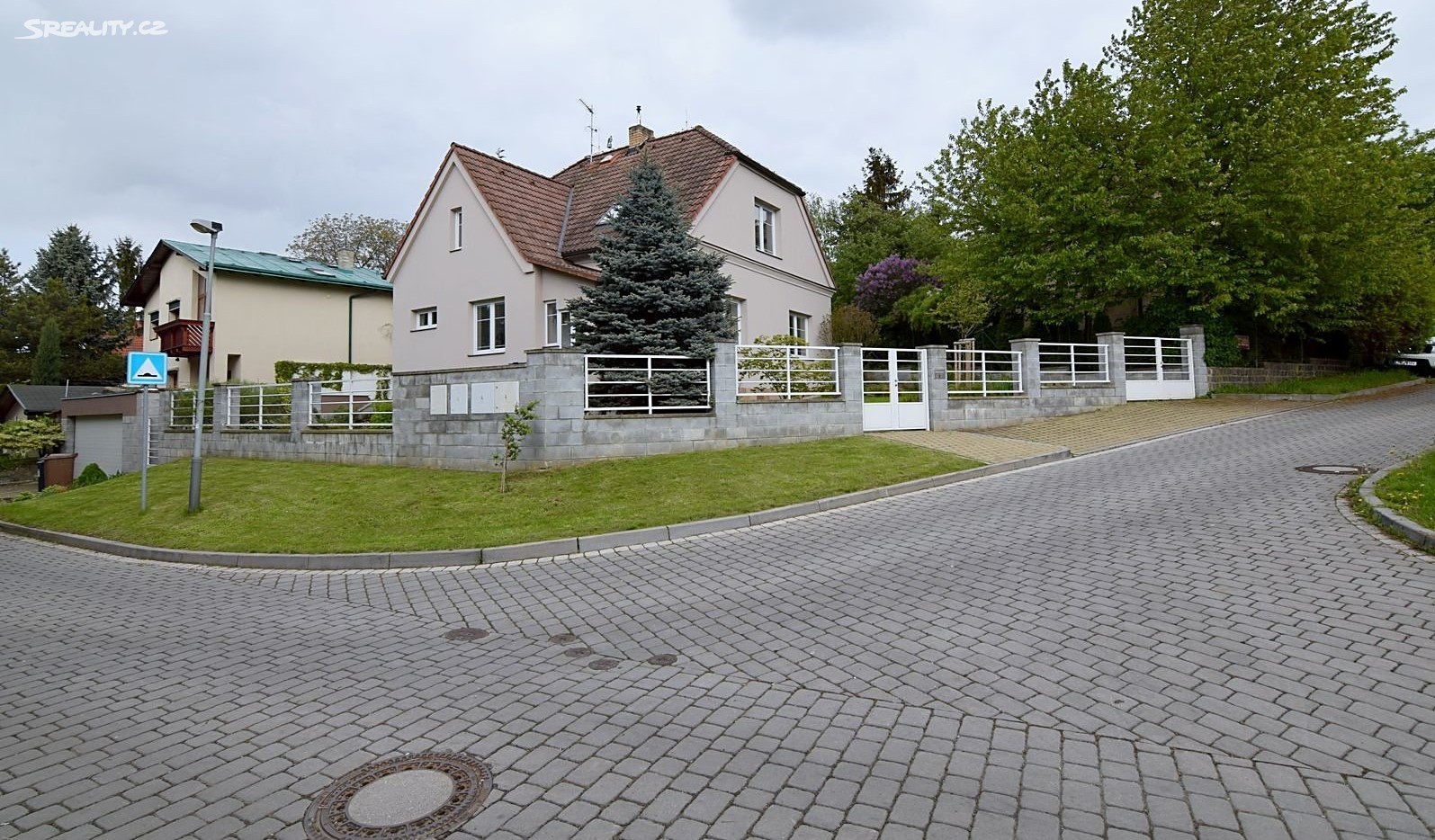 Pronájem  rodinného domu 190 m², pozemek 611 m², Třebihošťská, Praha 9 - Dolní Počernice