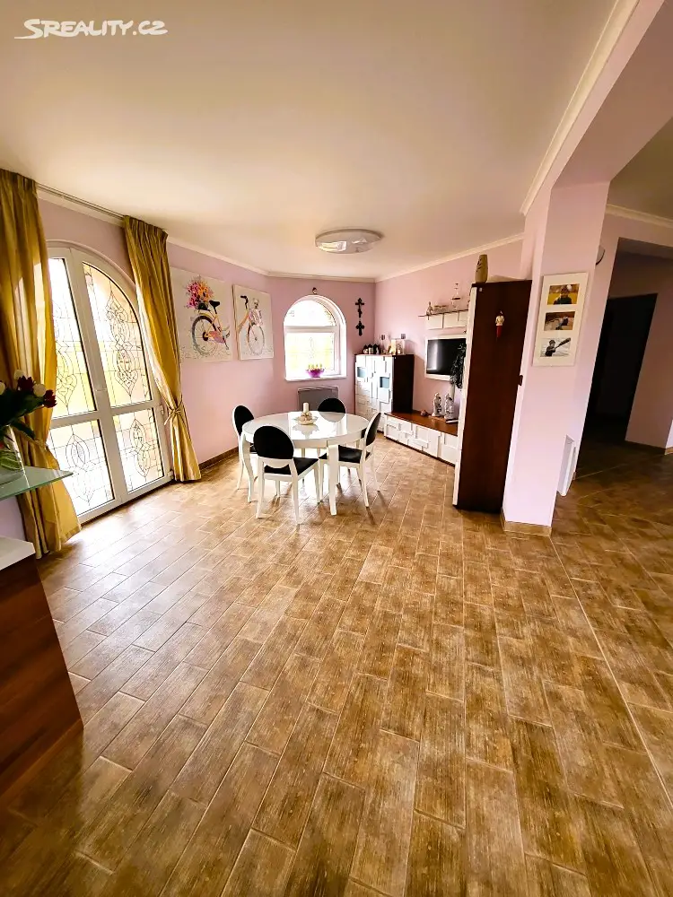 Prodej  rodinného domu 590 m², pozemek 1 250 m², Ohrobec, okres Praha-západ
