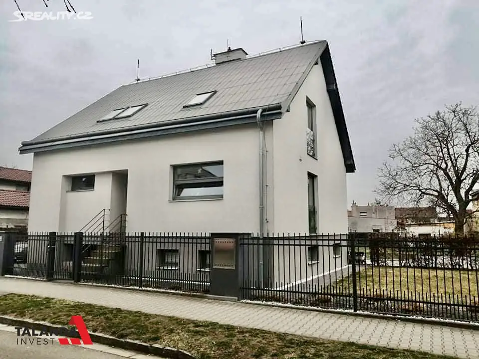 Pronájem bytu 2+kk 70 m² (Podkrovní), Zahrádkářská, Hradec Králové - Svobodné Dvory