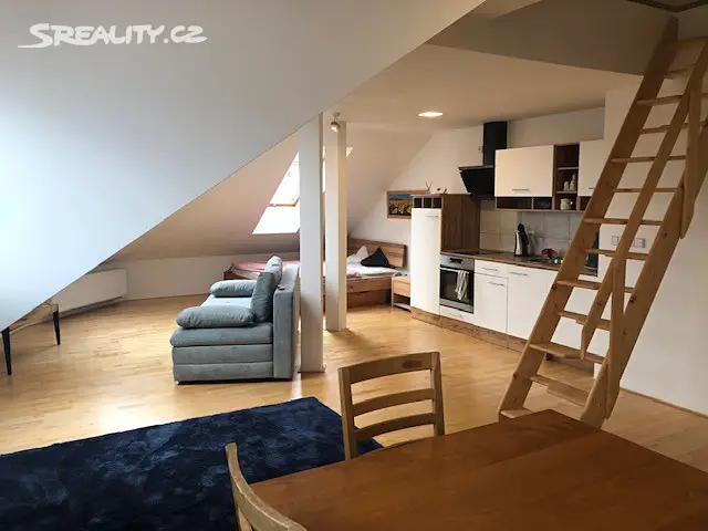 Pronájem bytu 1+kk 64 m² (Podkrovní), Husova, Benešov