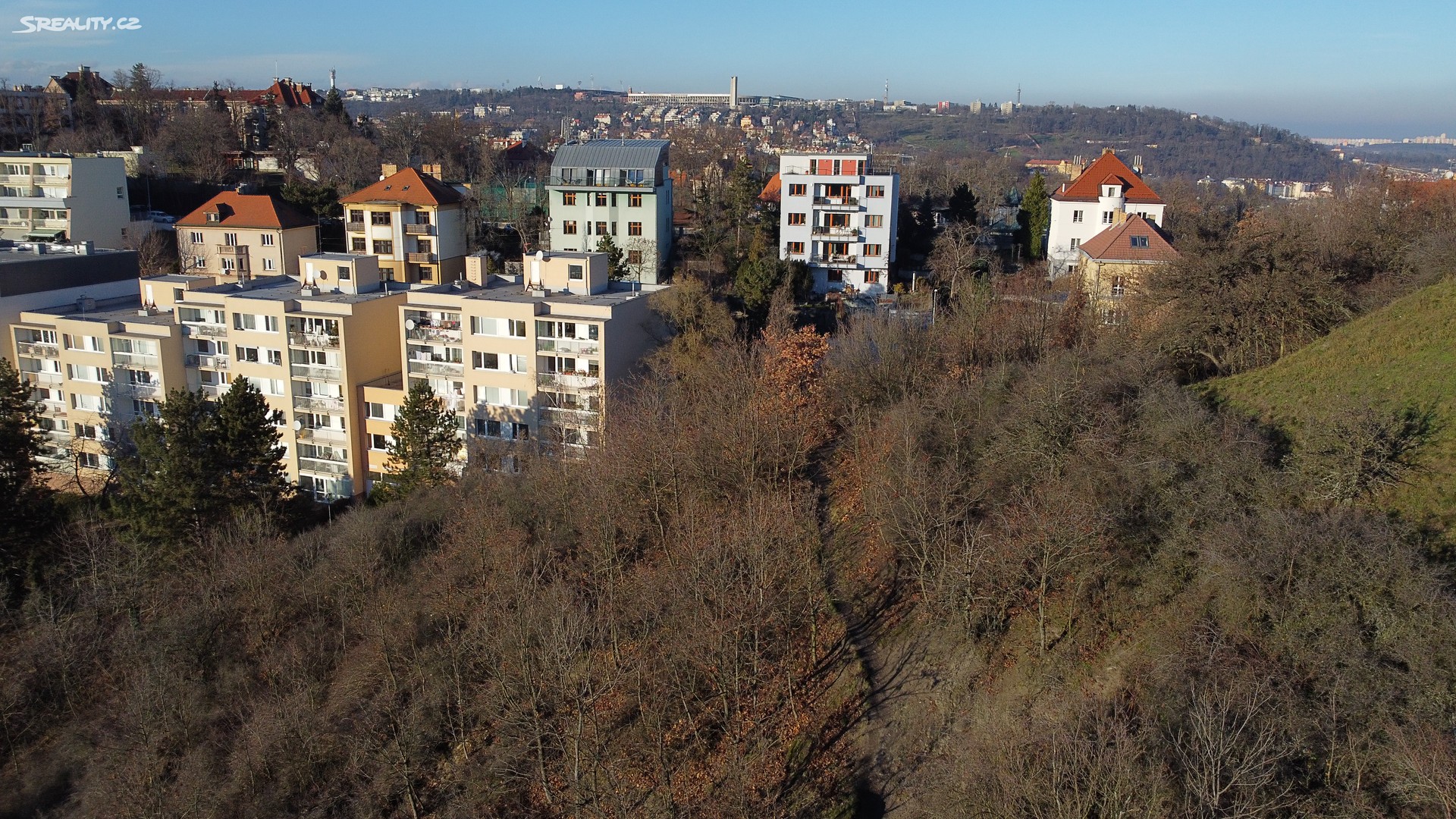 Prodej  stavebního pozemku 2 400 m², Na Pavím vrchu, Praha - Smíchov