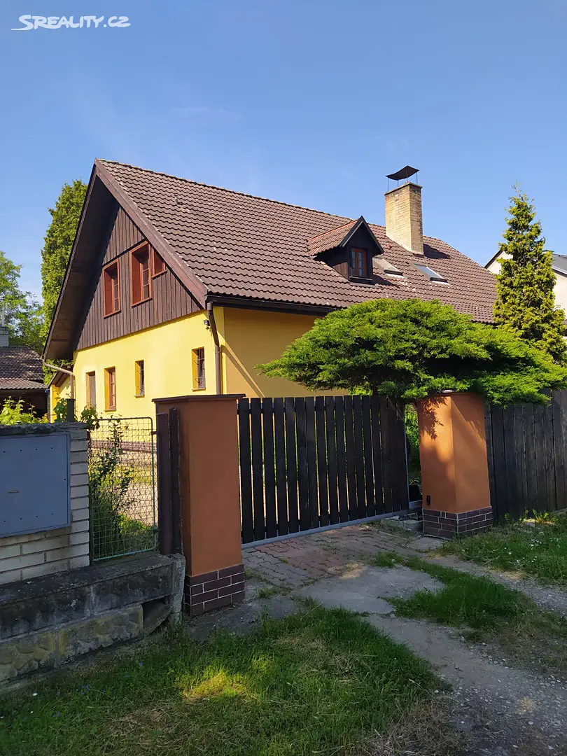 Pronájem bytu 1+1 35 m² (Podkrovní), Praha 9 - Dolní Počernice