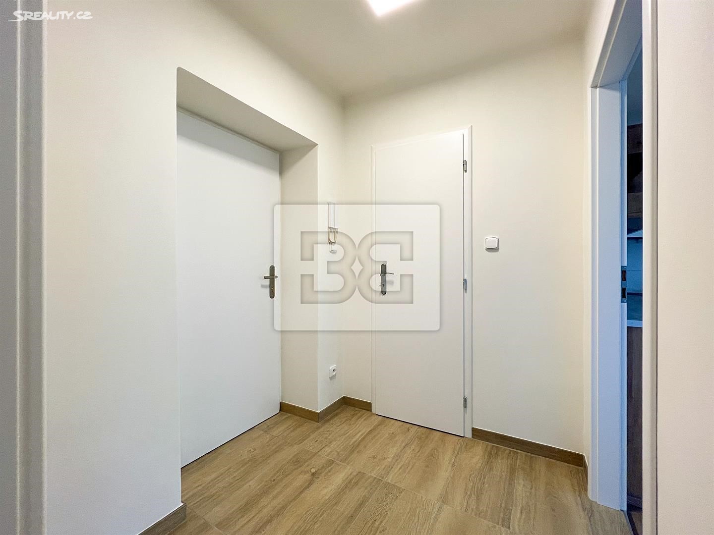 Pronájem bytu 1+1 33 m², Krupná, Praha 4 - Komořany