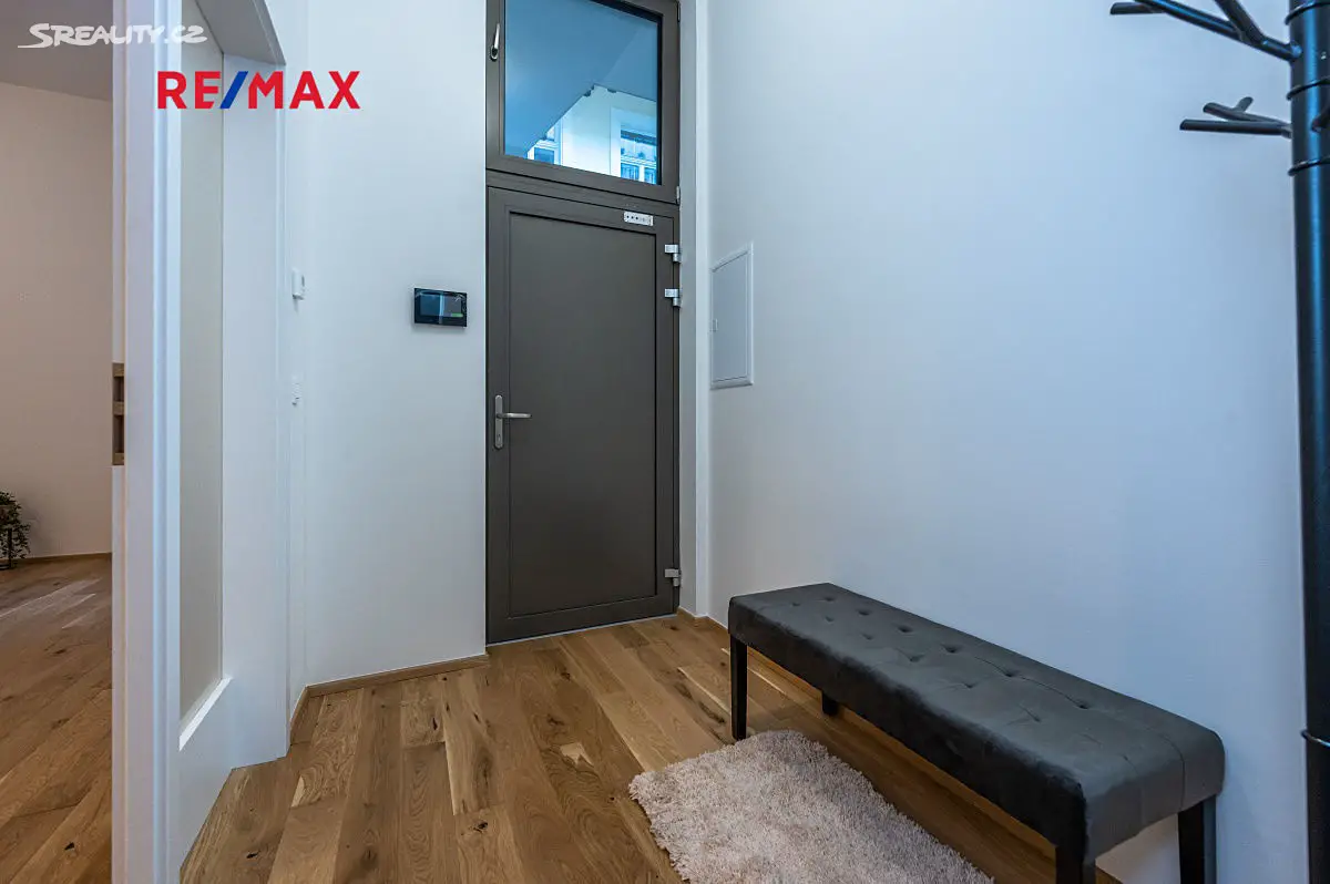 Prodej bytu 1+kk 54 m², Na Valentince, Praha 5 - Smíchov