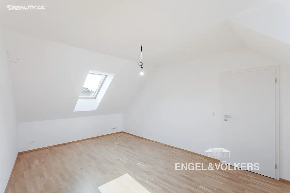 Prodej  rodinného domu 266 m², pozemek 799 m², Praha 8