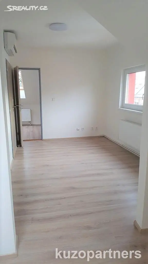 Pronájem bytu 2+kk 40 m² (Podkrovní), Pivoňková, Praha 10 - Záběhlice