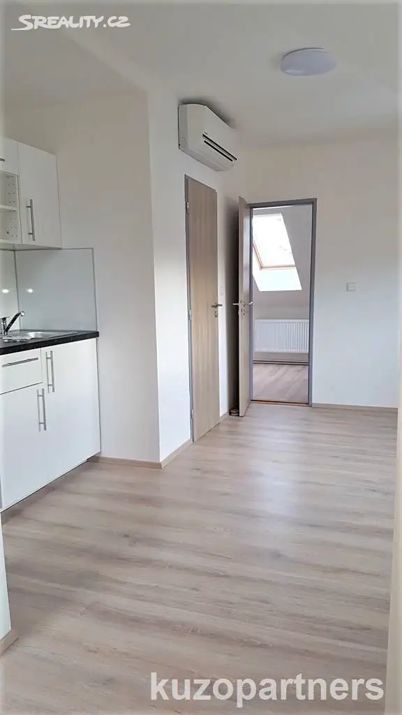 Pronájem bytu 2+kk 40 m² (Podkrovní), Pivoňková, Praha 10 - Záběhlice