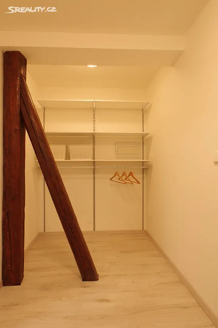 Pronájem bytu 1+kk 33 m² (Podkrovní), Na Vozovce, Olomouc - Nová Ulice