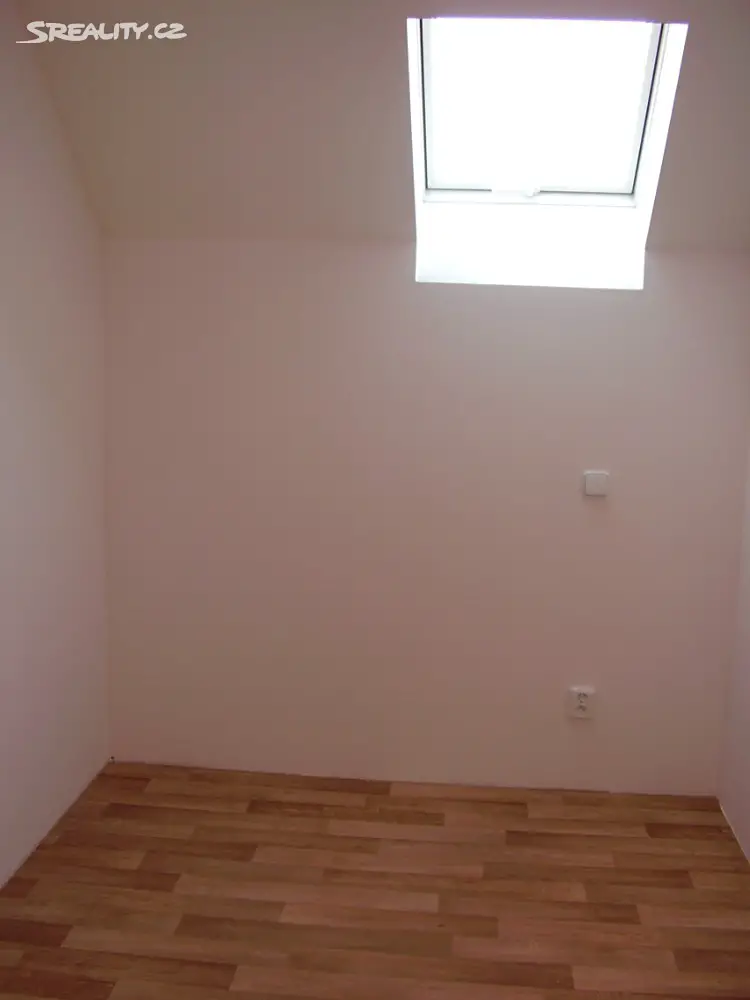 Pronájem bytu 2+1 40 m², Kvapilova, Karlovy Vary - Drahovice