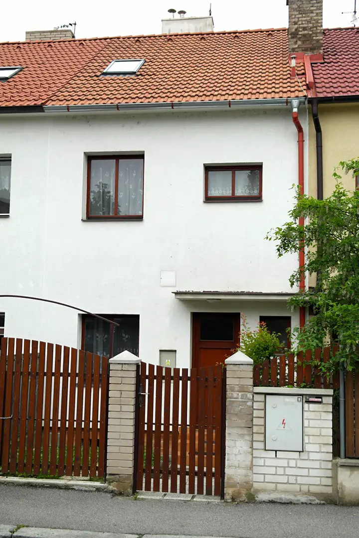Pronájem bytu 1+kk 16 m² (Podkrovní), Podléšková, Praha 10 - Záběhlice