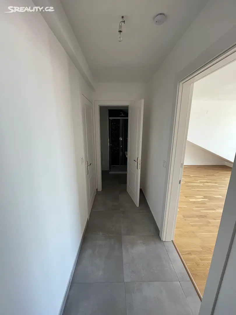 Prodej bytu 2+kk 50 m² (Podkrovní), Římská, Praha 2 - Vinohrady