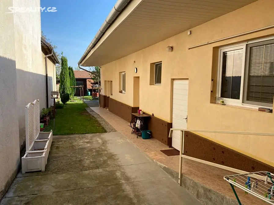 Prodej  rodinného domu 500 m², pozemek 1 208 m², Bánov, okres Uherské Hradiště