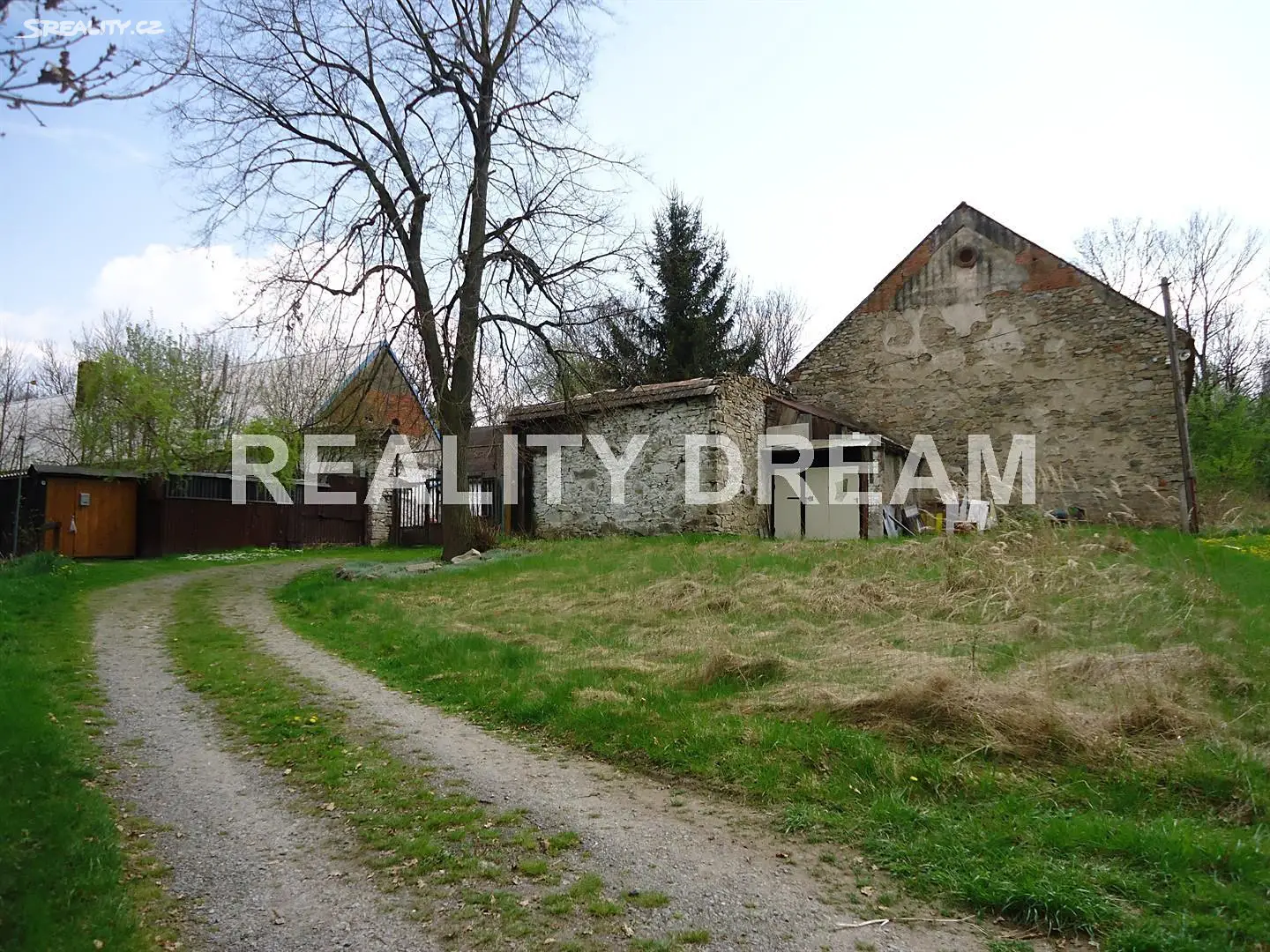 Prodej  vícegeneračního domu 999 m², pozemek 9 105 m², Neveklov - Doloplazy, okres Benešov