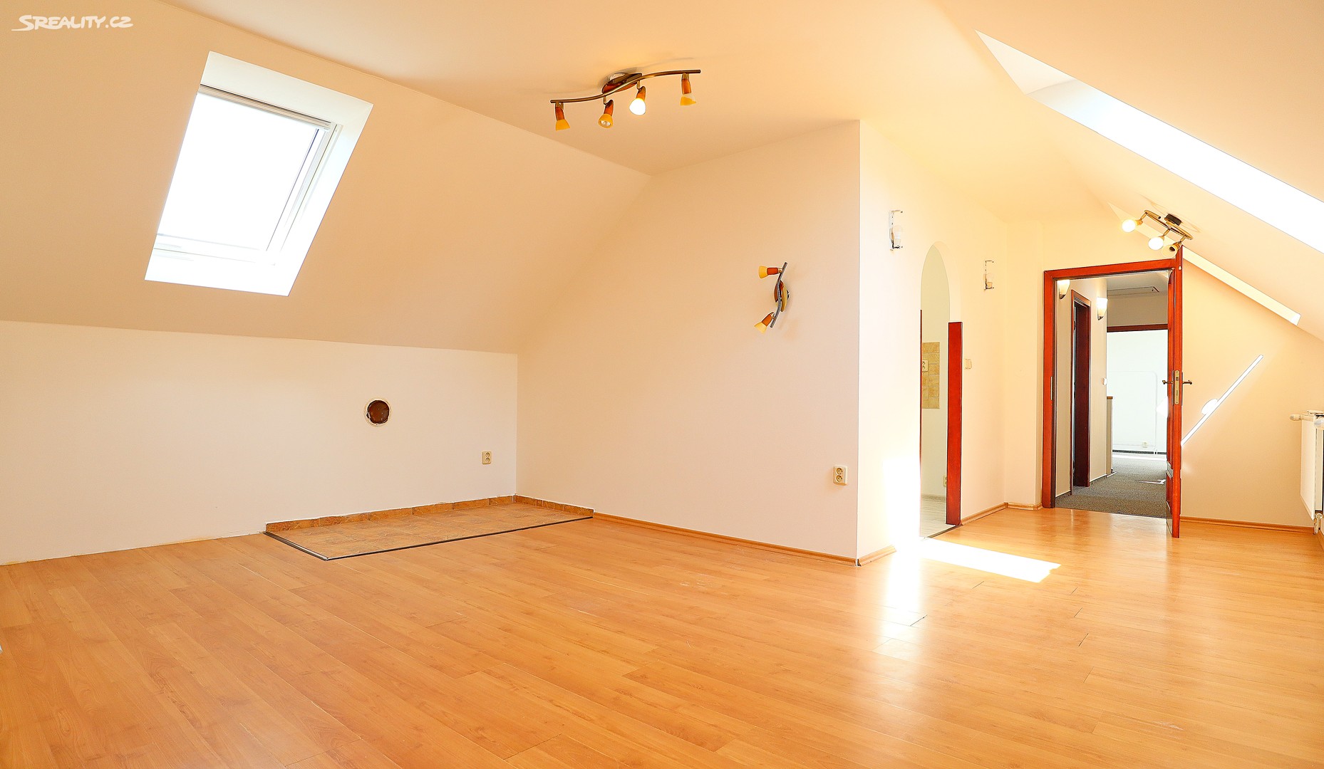 Pronájem bytu 4+1 95 m² (Podkrovní), Husova, Holice