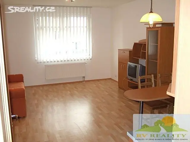 Pronájem bytu 1+kk 34 m², Dubová, Pardubice - Svítkov